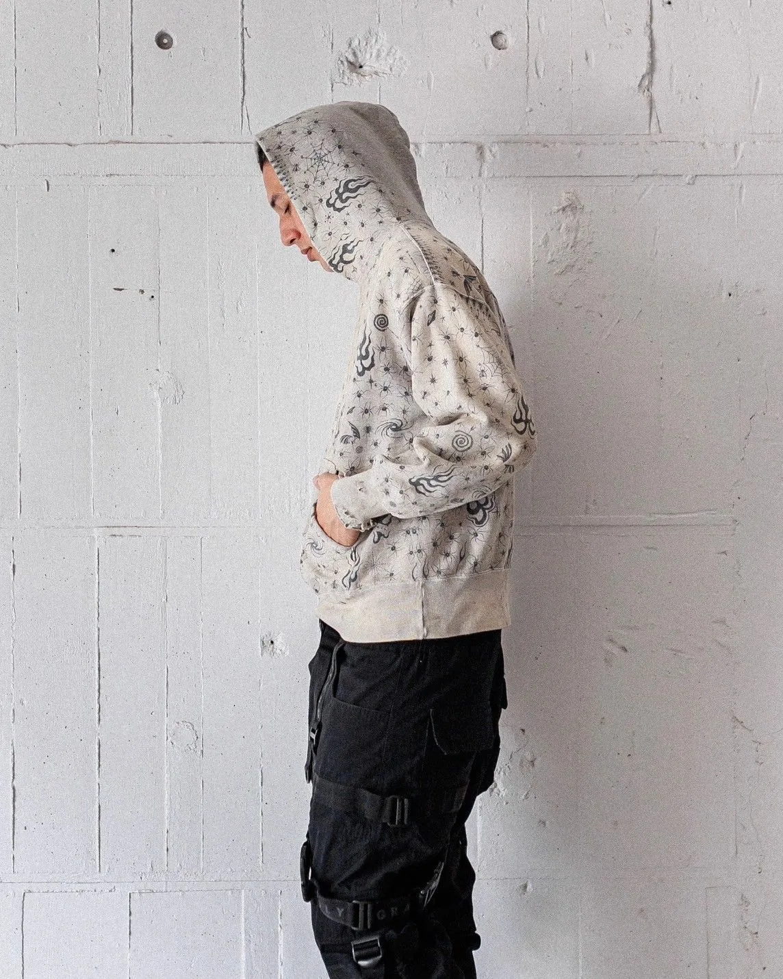 SAINT Mxxxxxx x DR. WOO HOODIE ' Dr.Woo ' /GRY Flame Swirl Spider Web Hoodie Distressed Gray S-XL Custom-woven and dyed nostalgic gray fabric. After printing, the garment is sprayed with potion to cause the fabric to oxidize and fade. A large number of artificial fabric destruction processes are added to make the whole piece of clothing look aged and unique like a work of art. This hoodie is co-branded with a famous tattoo design artist and customized with a full set of Dr.Woo accessories. Bringing you authentic items!